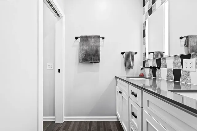 Bathroom remodeling, photograph 9