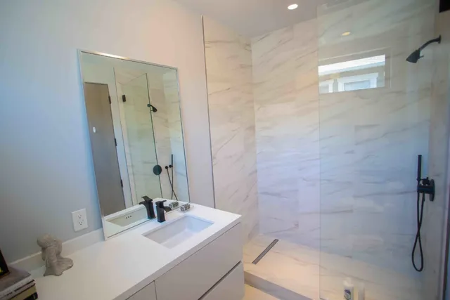 Bathroom remodeling, photograph 3