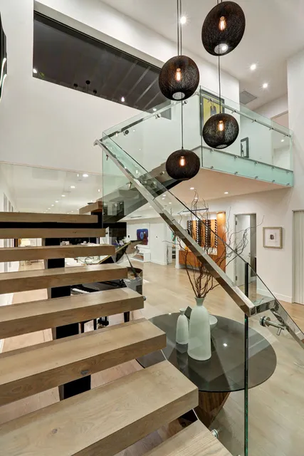 Staircases & details, photograph 5
